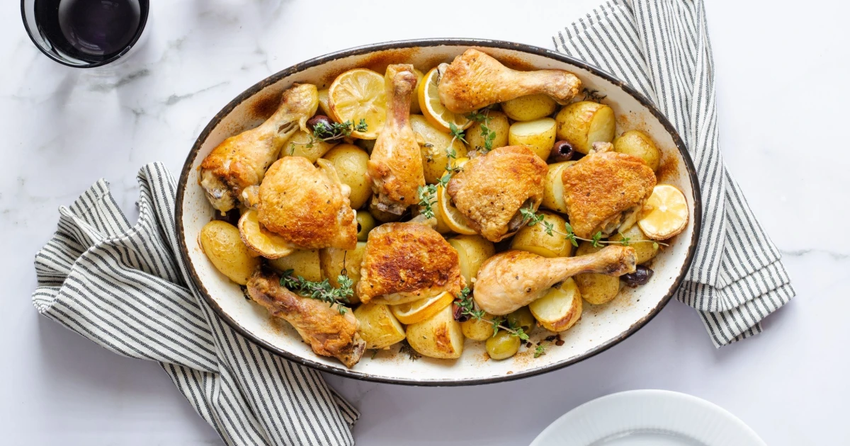 Večeře z jednoho pekáče. Šťavnaté kuře s olivami šetří čas i dilema co k večeři