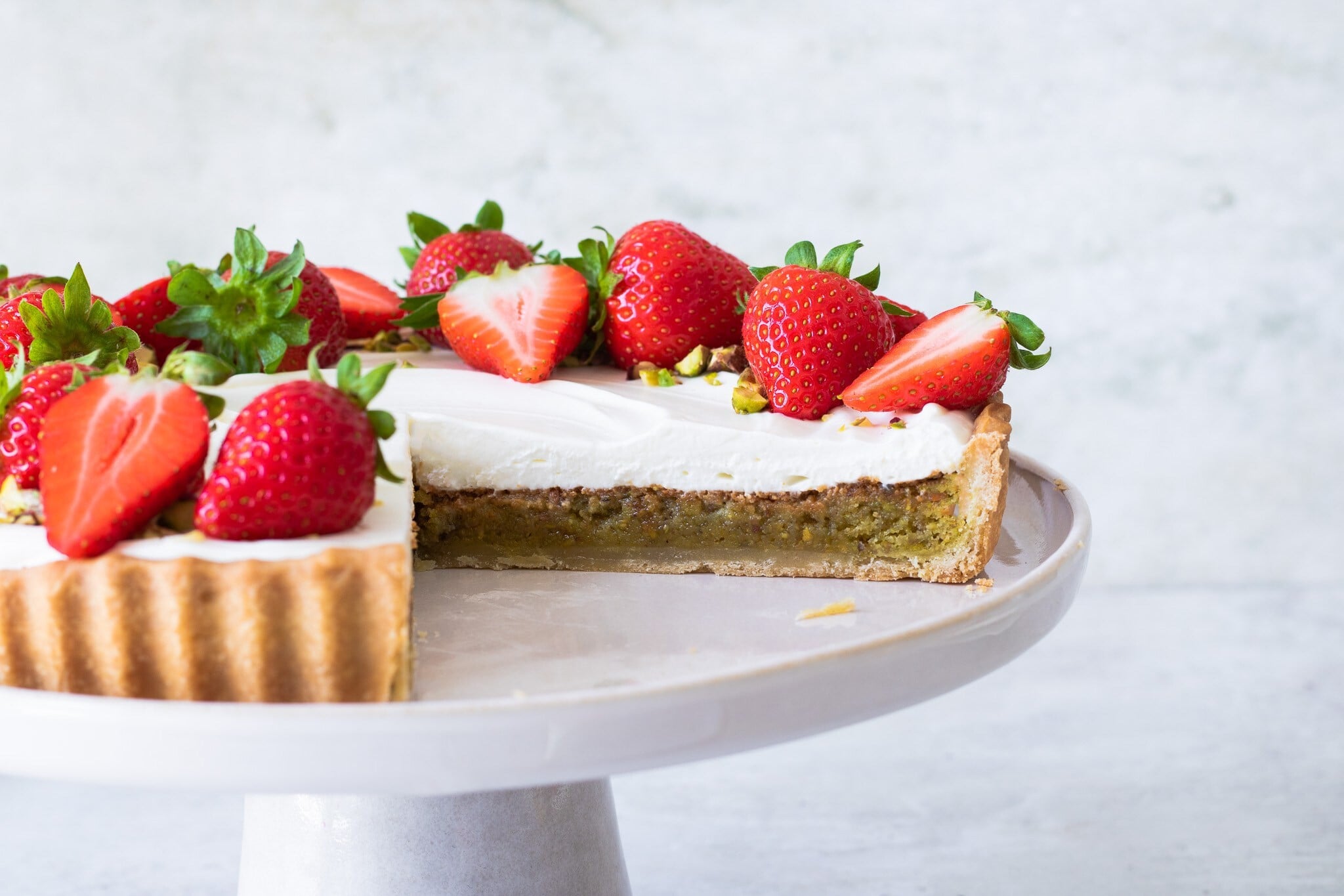 Upgrade domácího pečení. Pistáciový koláč s jahodami a tvarohem