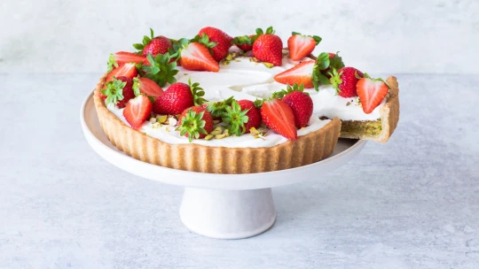 Upgrade domácího pečení. Pistáciový koláč s&nbsp;jahodami a&nbsp;tvarohem