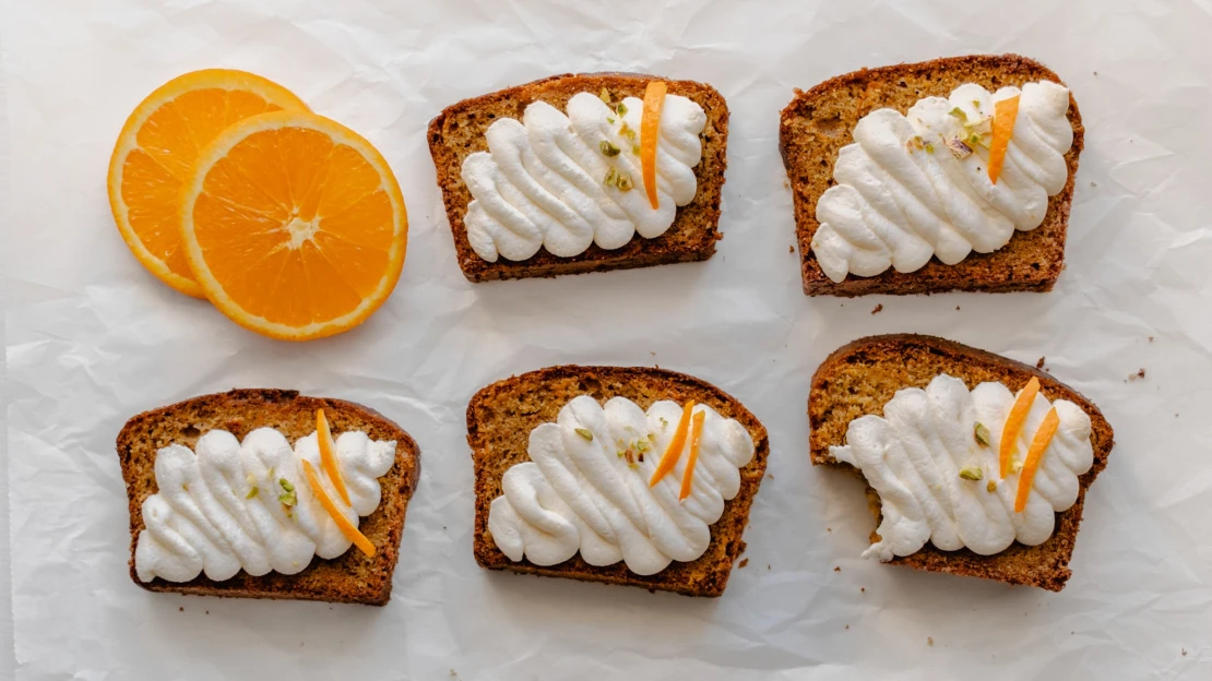 Pomerančová sezona. Středomořský chlebíček s&nbsp;olivovým olejem a&nbsp;mascarpone