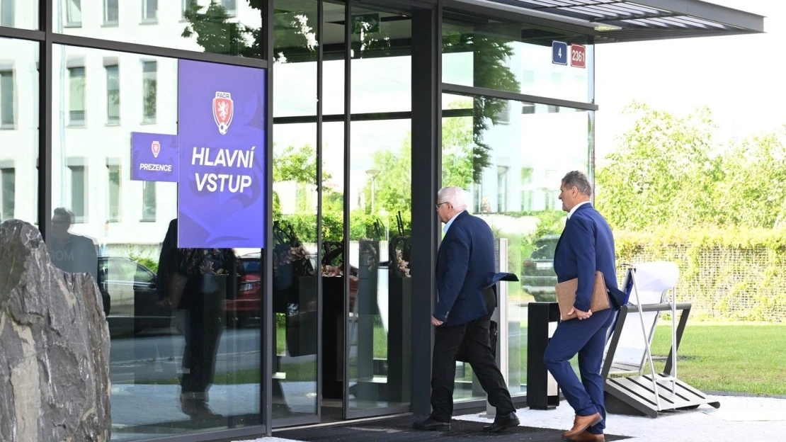 Policie zasahuje na FAČR. Zatkla desítky lidí v souvislosti s korupcí a sázkami