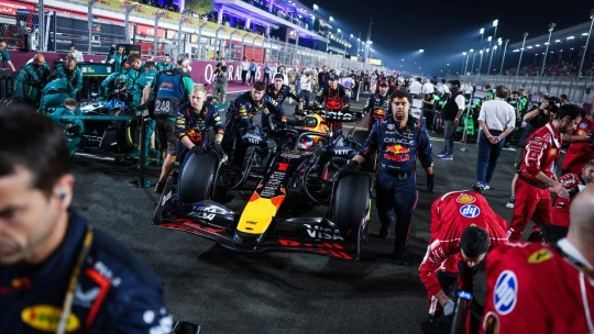 Závratné rychlosti i&nbsp;částky. Podívejte se, jaké peníze se točí ve světě formule&nbsp;1