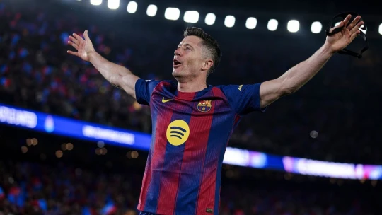 Stroj na góly i&nbsp;miliony. Lewandowski překonal Messiho a&nbsp;stále drží krok s&nbsp;elitou