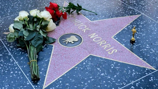 Víkendový výběr: Texas přišel o&nbsp;svého patrona. Chuck Norris zemřel ve věku 86 let