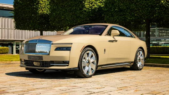 Rolls-Royce vrací dvanáctiválec do hry. Chystá i&nbsp;elektromobil pro nejbohatší