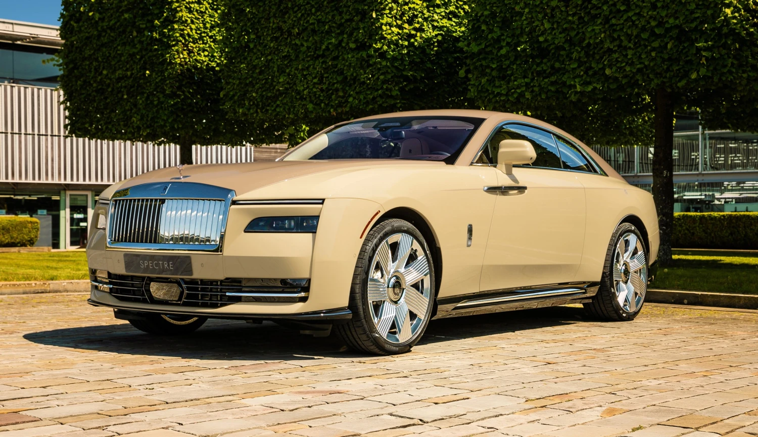 Rolls-Royce vrací dvanáctiválec do hry. Chystá i&nbsp;elektromobil pro nejbohatší