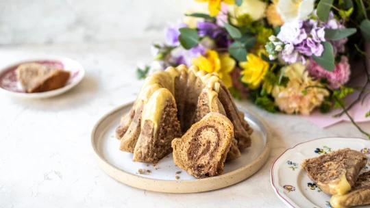 Jaro voní po&nbsp;skořici. Mramorová bábovka s&nbsp;bílou čokoládou