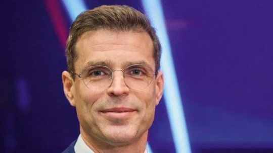 J&T Banka bude mít po&nbsp;dvaceti letech nového ředitele. Štěpána Ašera nahradí Slavomír Beňa
