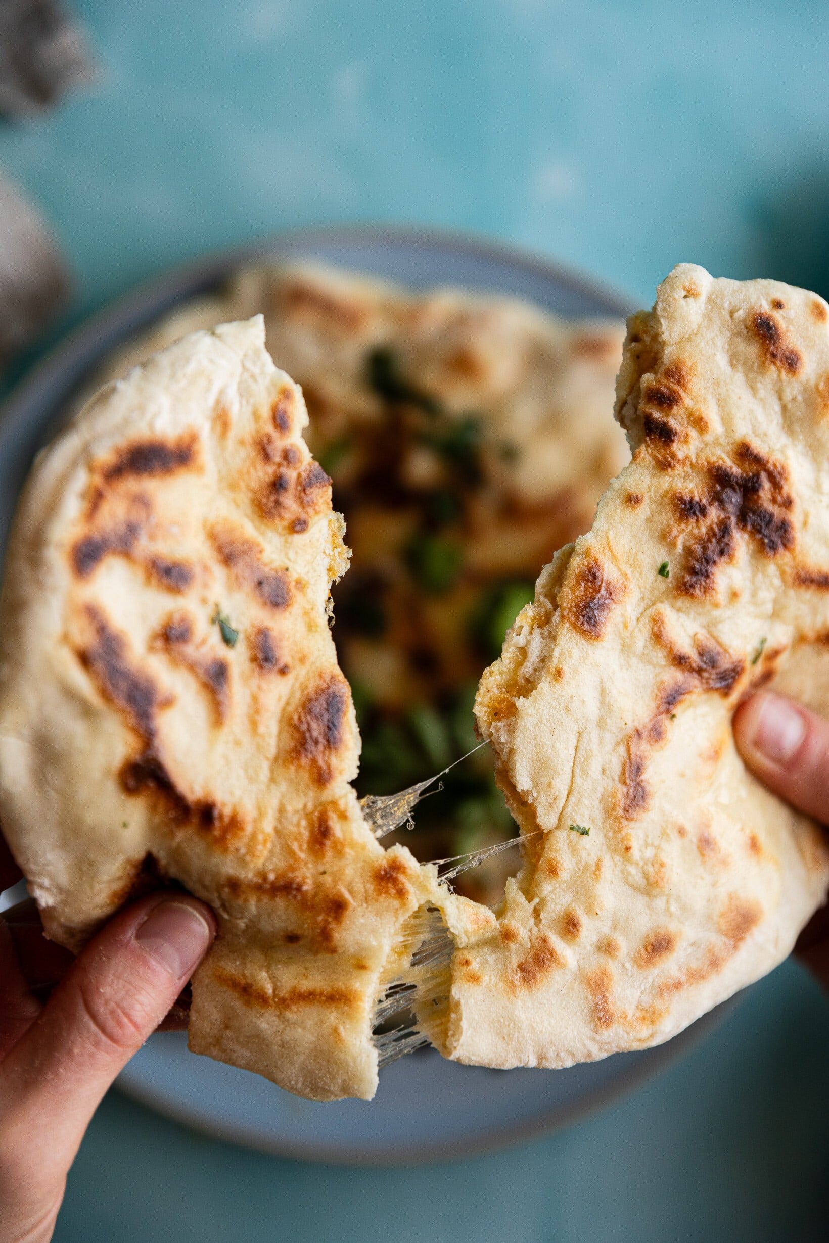 Kefírový flatbread. Se sýrovou náplní funguje samotný i jako příloha ke kari