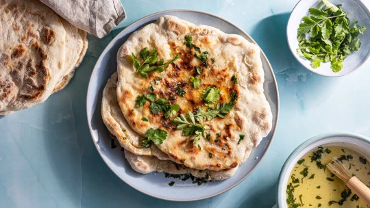 Kefírový flatbread. Se sýrovou náplní funguje samotný i&nbsp;jako příloha ke kari