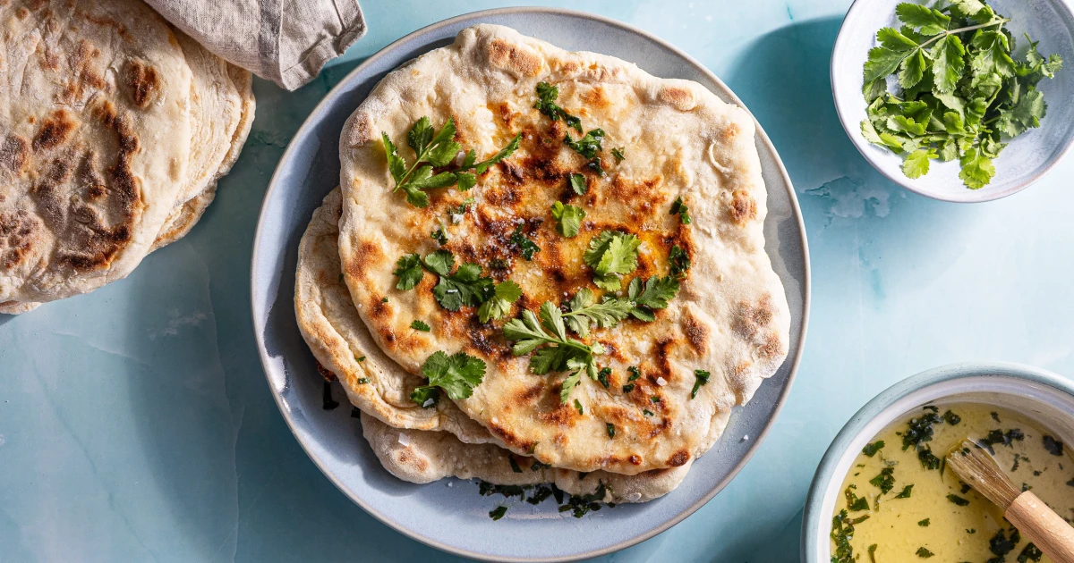 Kefírový flatbread. Se sýrovou náplní funguje samotný i jako příloha ke kari