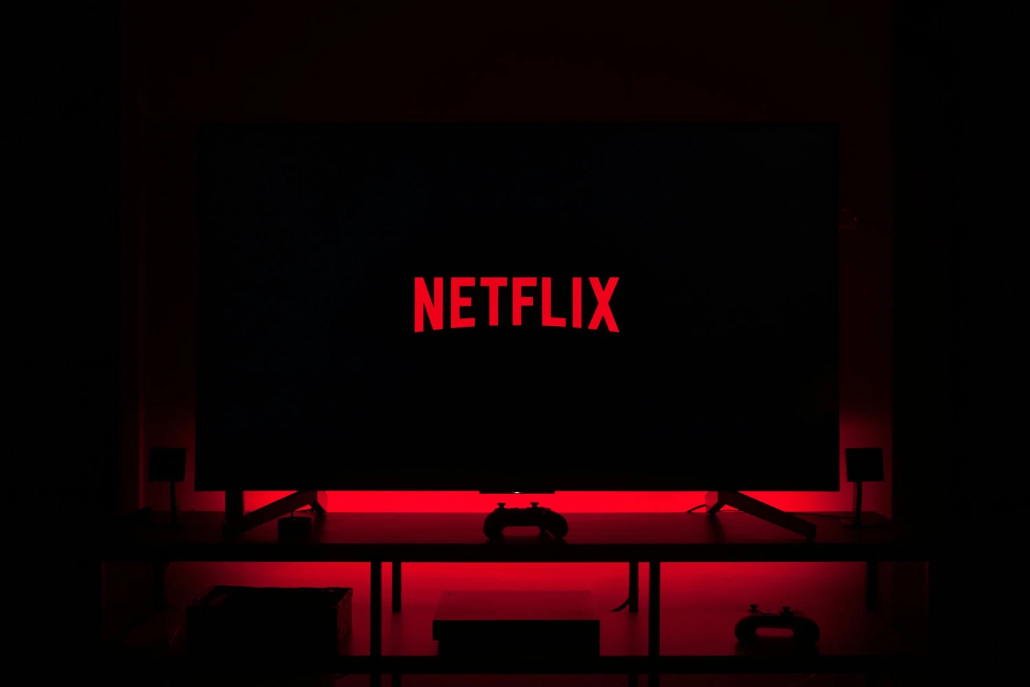 Odchod spoluzakladatele i slabší výhled. Netflixu klesají akcie navzdory povedenému kvartálu
