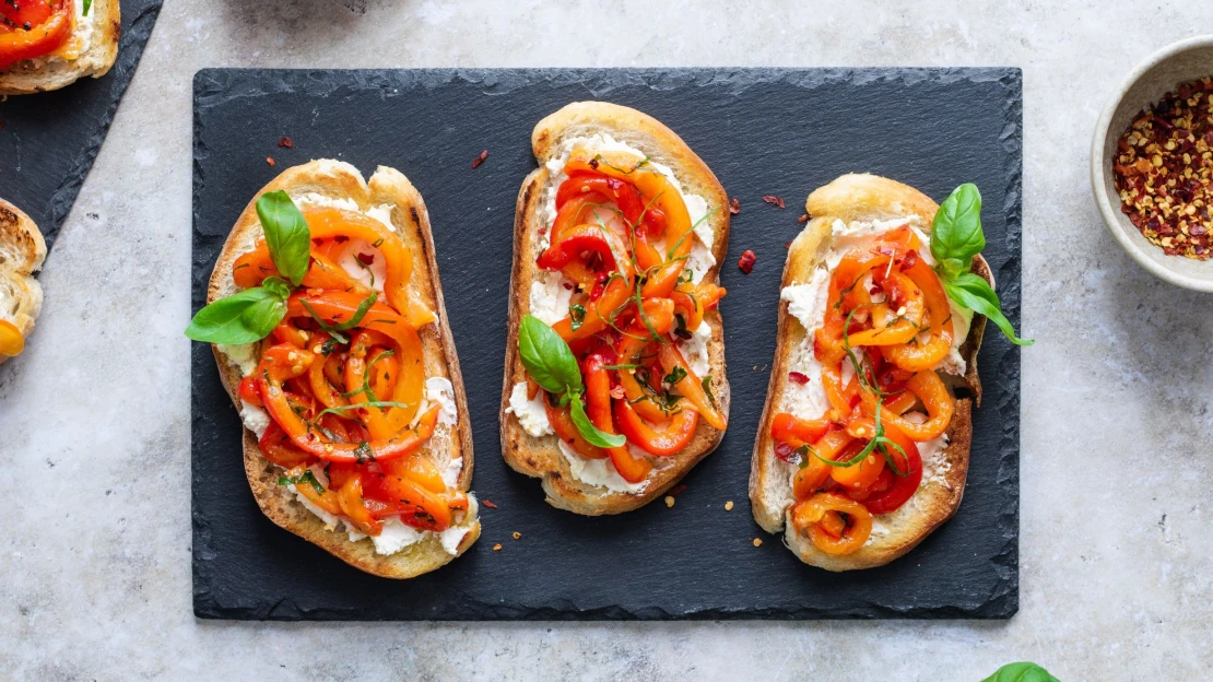 Lepší než originál. Bruschetty s&nbsp;pečenou paprikou a&nbsp;česnekem