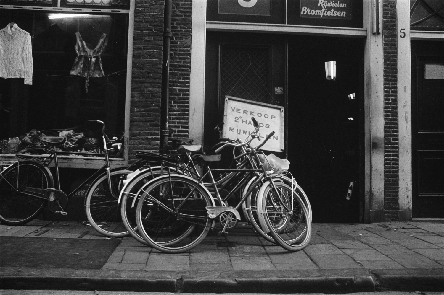 Drahá ropa a jsme zpět v sedmdesátkách? Palivo na příděl a zkrácený pracovní týden