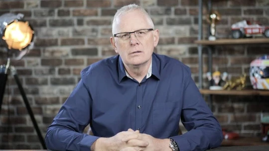 Kvůli AI mění strategii. Známý investor se odklání od S&P 500 a vysvětluje proč