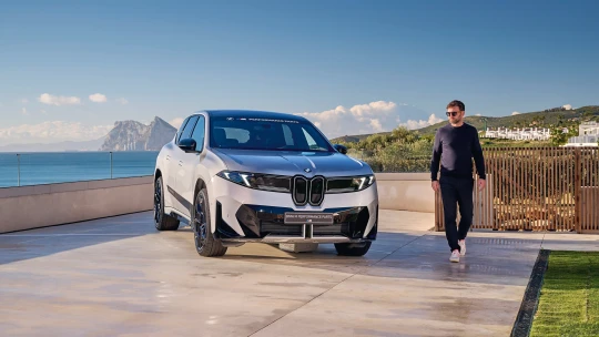 Budoucnost za čtvrt bilionu. BMW má elektromobil, který přesvědčí (skoro) každého