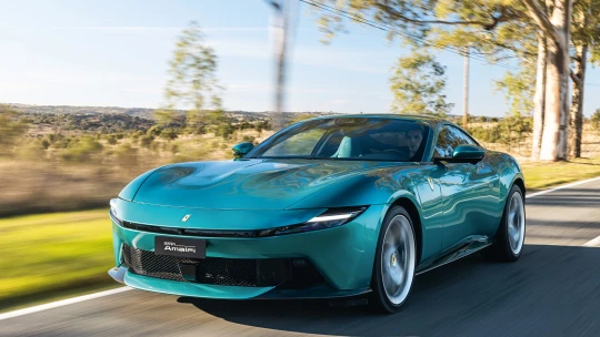 Slunce, víno, Amalfi. Jsou i&nbsp;ferrari, která nemusí být červená