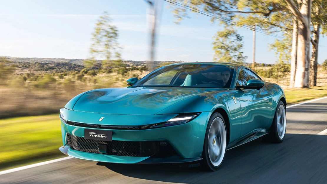 Slunce, víno, Amalfi. Jsou i&nbsp;ferrari, která nemusí být červená