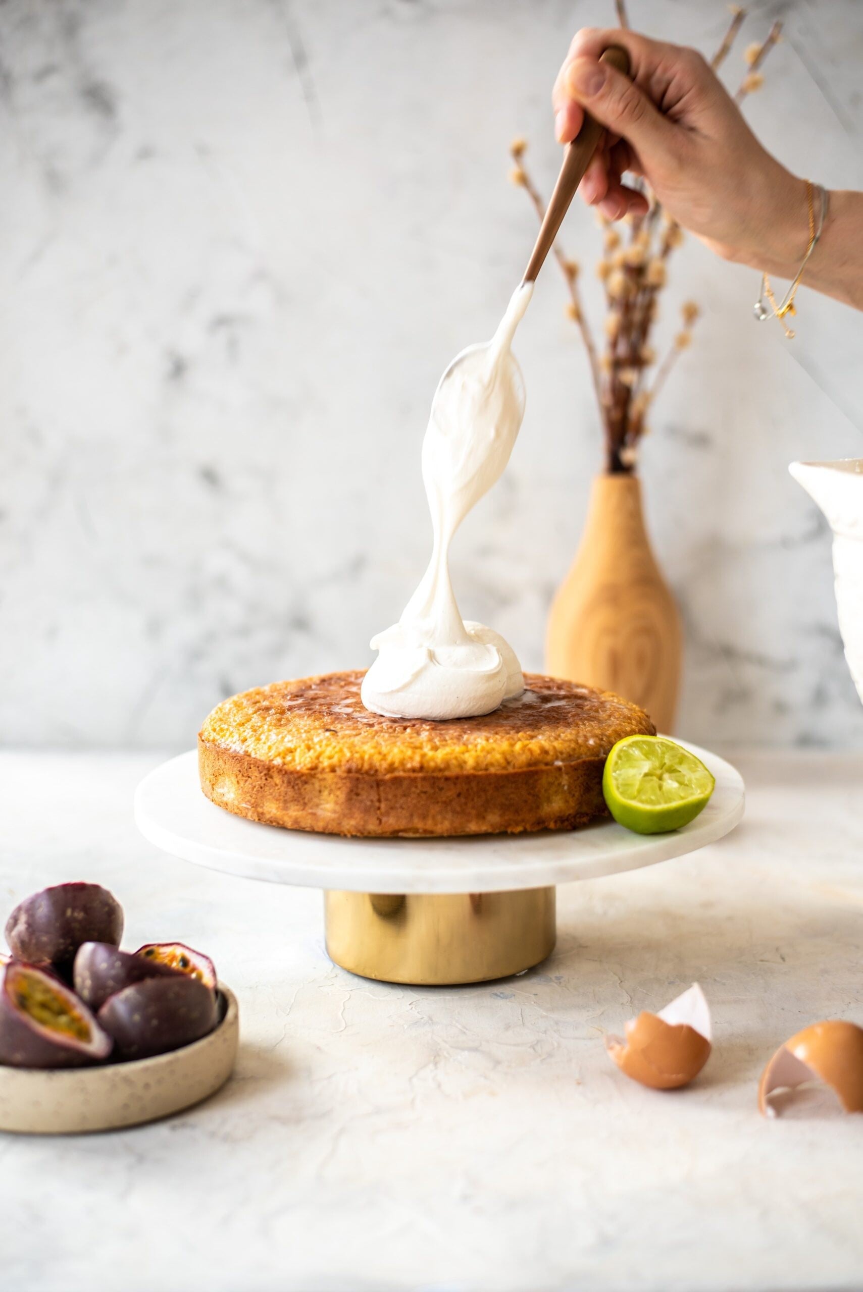 Velikonoce v tropech. Vezme vás tam jednoduchý kokosový dort s marakujou