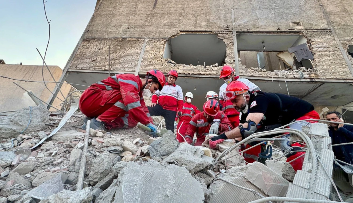 Vybírat peníze pro Íránce je v&nbsp;tuzemsku těžké, říká šéf Českého červeného kříže