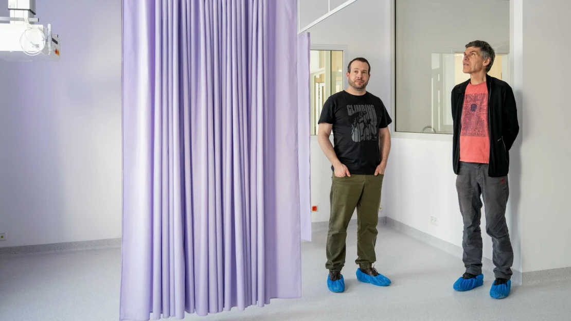 Kdo jiný než Dědek by to měl udělat. Miliardář otevřel ortopedickou kliniku
