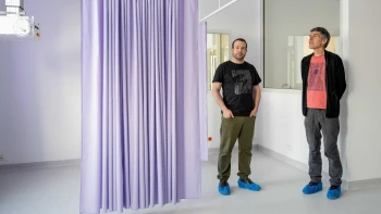 Kdo jiný, než Dědek, by to měl udělat. Miliardář otevřel ortopedickou kliniku