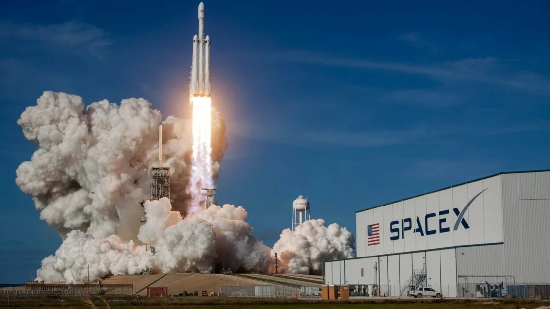 SpaceX chce dosud největší balík peněz, nabízí ale hlavně rekordní ztrátu