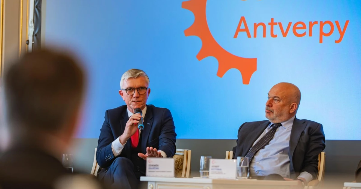 Prezidentem Hospodářské komory zůstává Zajíček. Na sněmu obhájil funkci