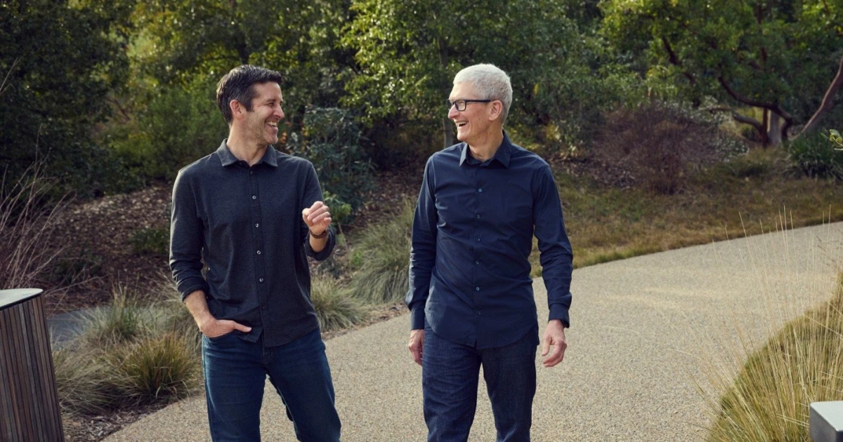 Skoncoval s dráty a dobyl nový svět. Podívejte se, jak Tim Cook proměnil Apple