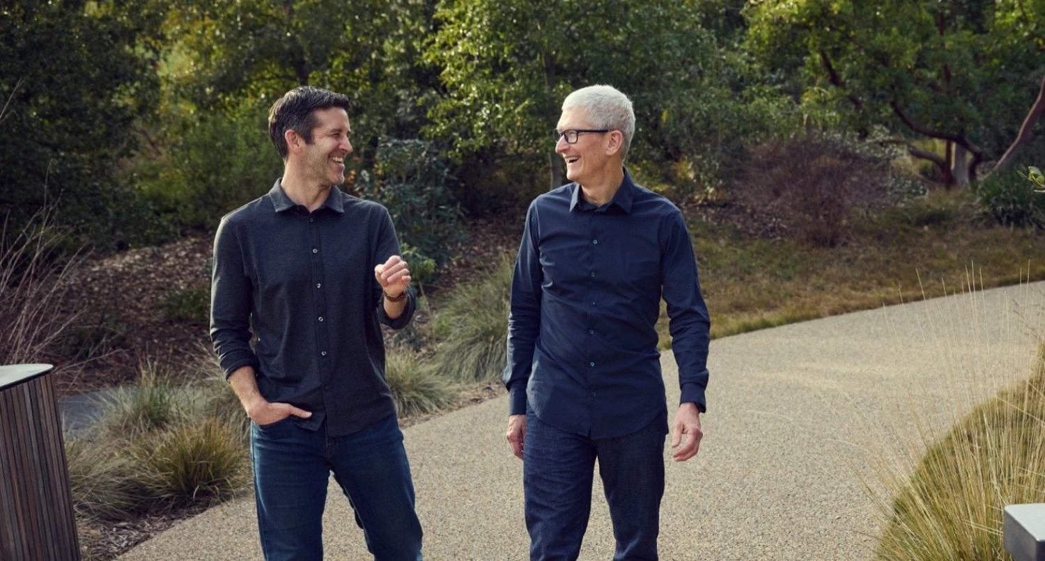 Skoncoval s dráty a dobyl nový svět. Podívejte se, jak Tim Cook proměnil Apple
