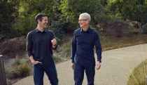Skoncoval s dráty a dobyl nový svět. Podívejte se, jak Tim Cook proměnil Apple