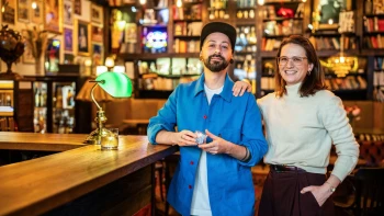 Vršovický kavárenský hit. Obývák plný knih, který okouzlí detaily