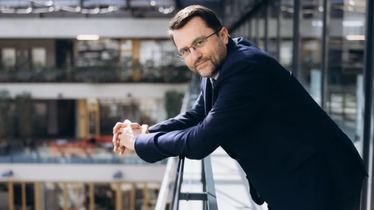 Na spořicích účtech bohatství nevzniká, lidé musejí investovat, říká šéf ČSOB