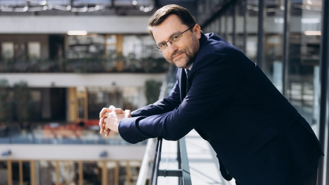 Na spořicích účtech bohatství nevzniká, lidé musejí investovat, říká šéf ČSOB