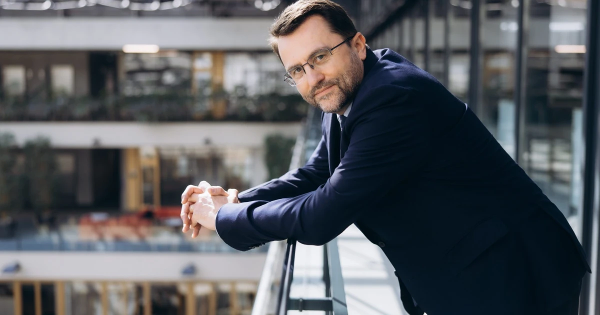 Na spořicích účtech bohatství nevzniká, lidé musejí investovat, říká šéf ČSOB