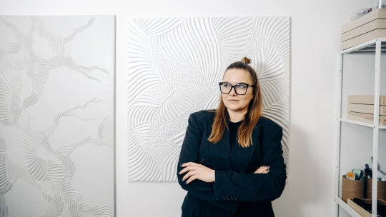 Luxus dnes znamená ubrat. Umělkyně Manukjan sází na ticho a&nbsp;redukci