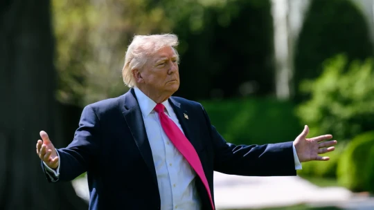 Trump viní EU z&nbsp;porušování obchodní dohody. Na dovoz aut zvyšuje clo o&nbsp;deset procent