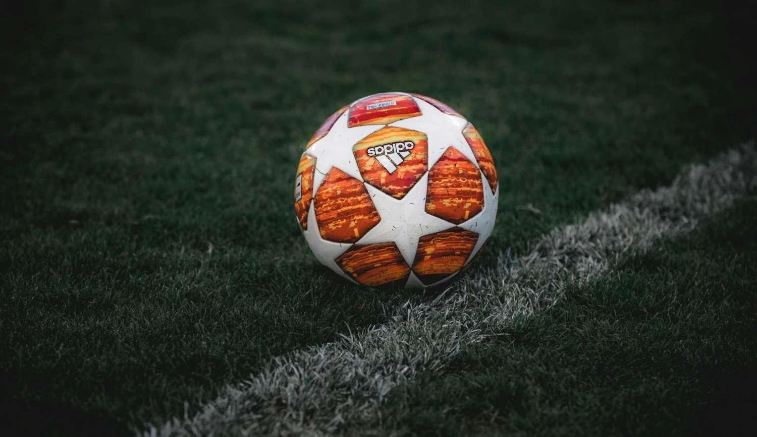 Konec ikonických hvězd. Nike přeplatil Adidas a&nbsp;přebírá výrobu míčů pro Ligu mistrů