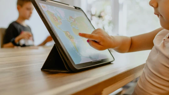 Tablety pryč, zpátky k&nbsp;sešitům. Švédsko otočilo ve školství a&nbsp;varuje tím zbytek Evropy