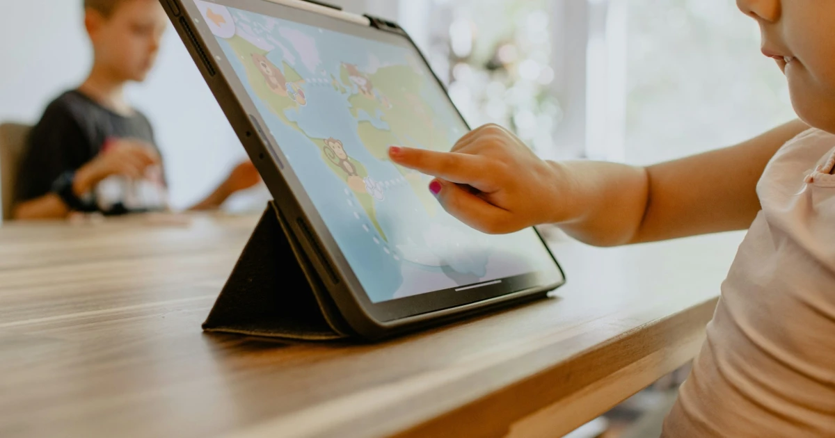 Tablety pryč, zpátky k sešitům. Švédsko otočilo ve školství a varuje tím zbytek Evropy