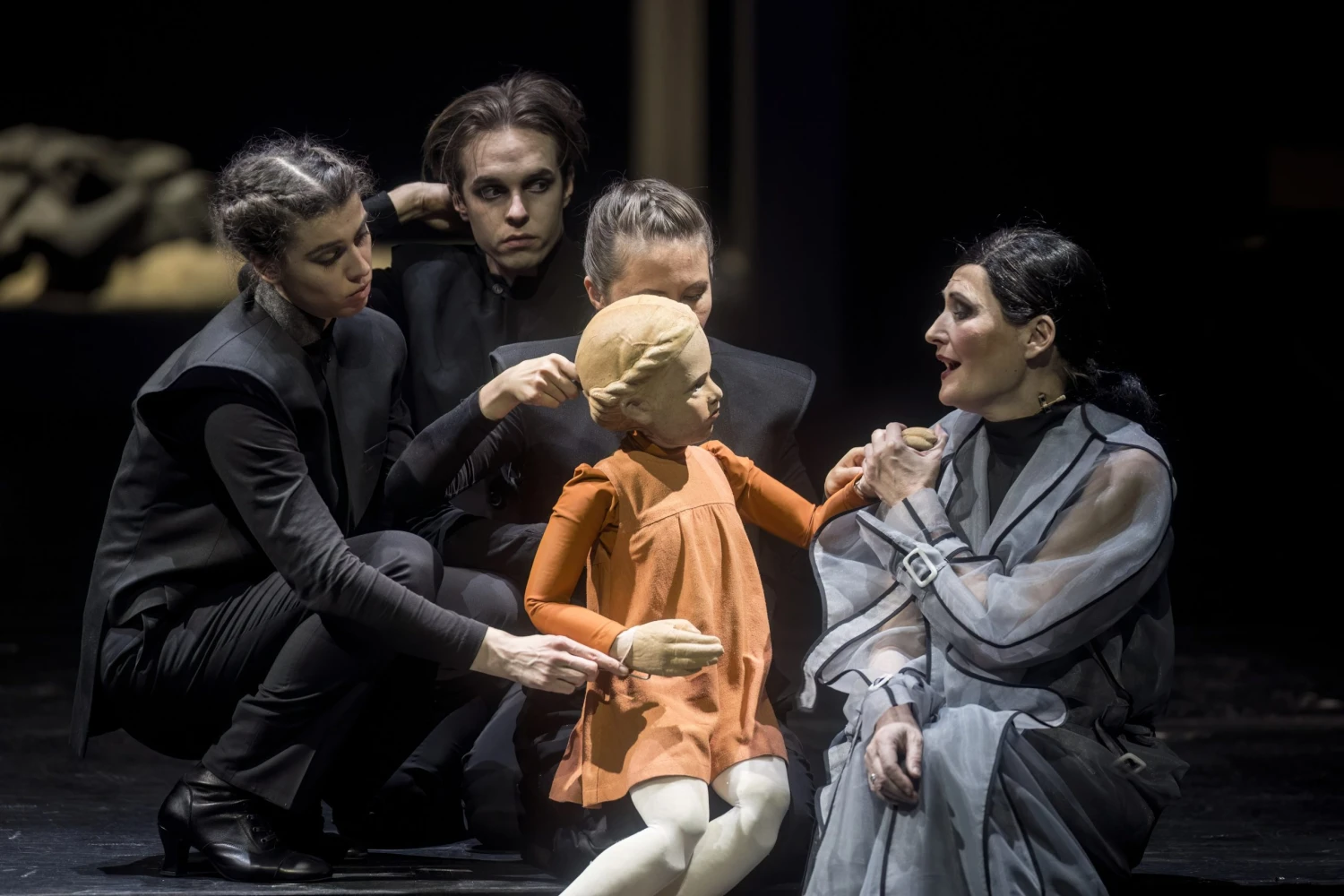 Laterna magika | Baron Prášil – (zleva) Katarína Sobinkovičová, Dalibor Lekeš, Inga Zotova-Mikshina a Markéta Cukrová (Soudkyně)