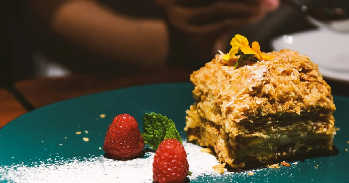 Ranní výběr: Pocukrovaná proměna, panovnická přehlídka a papežská pře