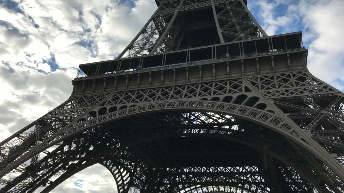 Kus Eiffelovky na prodej. K&nbsp;mání bude část ocelového schodiště
