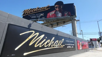 Do kin vtančí Michael. Bude z filmu miliardový trhák, nebo jen drahý pomník?