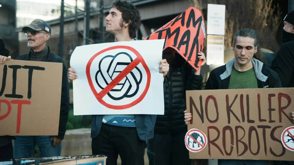 Ne, radši člověka. Společnosti těží z&nbsp;odklonu od umělé inteligence