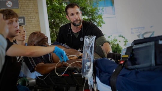 Jak být dobrý doktor a neumřít? Urgent zase udělal z&nbsp;nemocnic seriálový fenomén