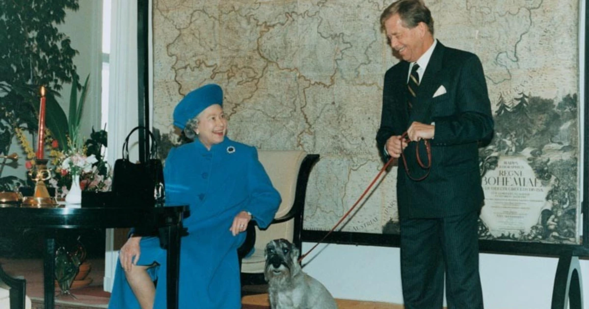 Královna a dramatik. Výstava v Londýně uctí Alžbětu II. i Václava Havla