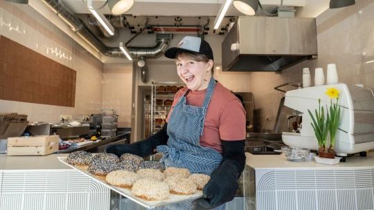 Chyběly jí bagely, tak otevřela Bejgl. A&nbsp;teď učí Čechy, jak je jíst