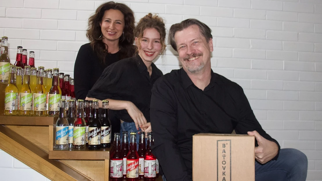 Při rytí hlíny objevili zapomenutý byznys. Dnes oživují Baťovu limonádu