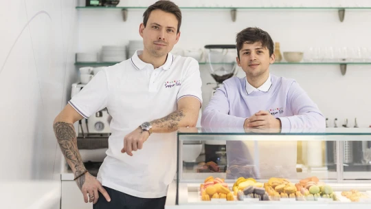 Makronky s lanýžem i parmazánem. Cukrářský talent Ryasnyy zakotvil v Praze
